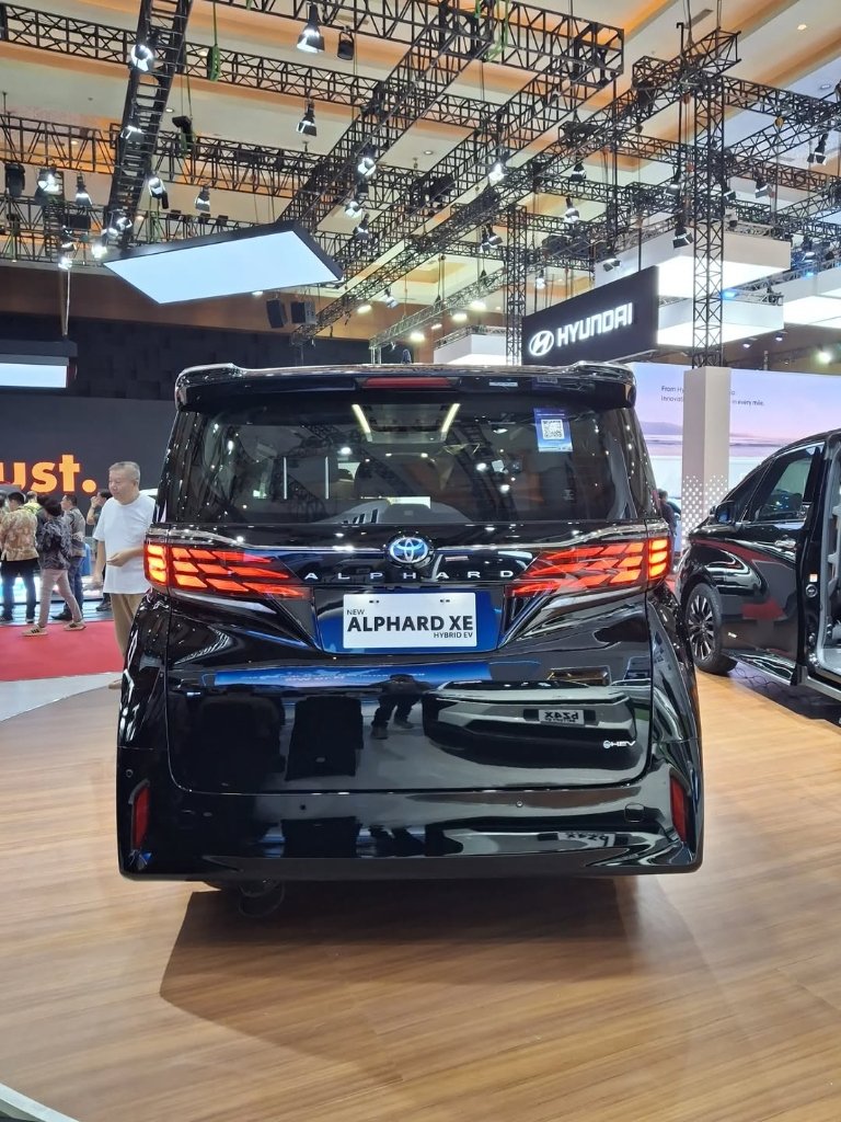 Tampak Belakang Lampu LED 3D & Emblem XE Hybrid EV
