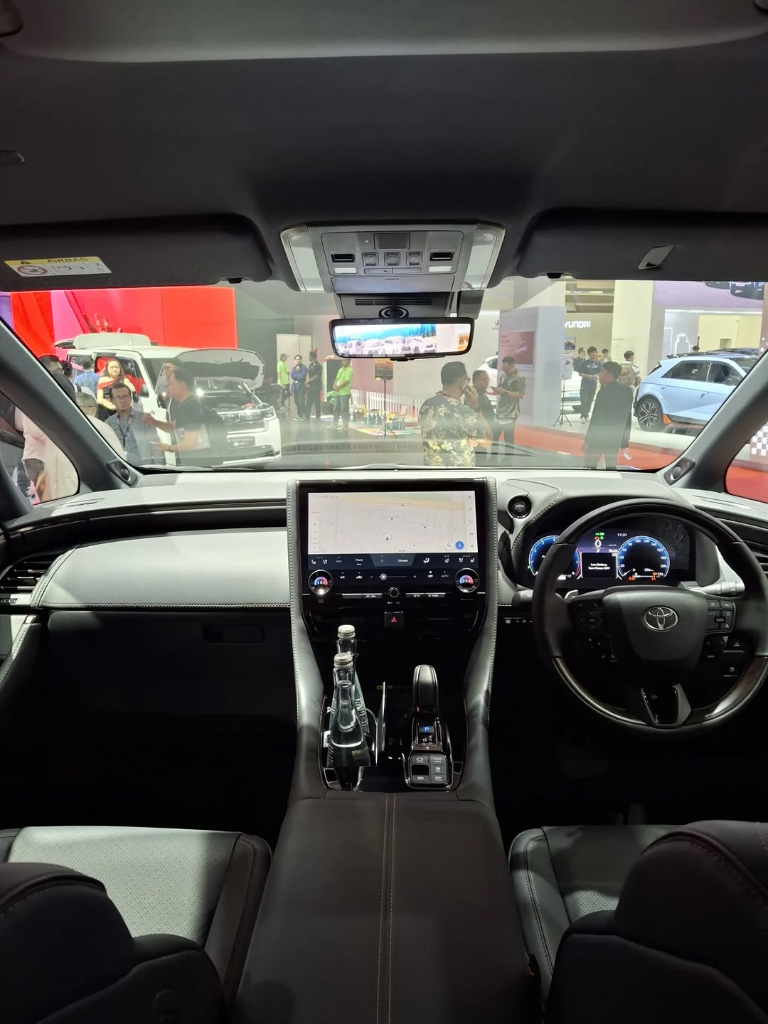 Kokpit Interior Front View Toyota Alphard XE Hybrid EV