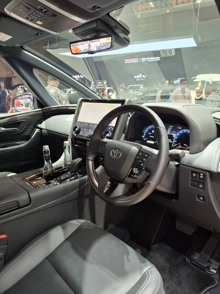 Sisi Dashboard & Konsol Tengah Toyota Alphard XE Hybrid EV