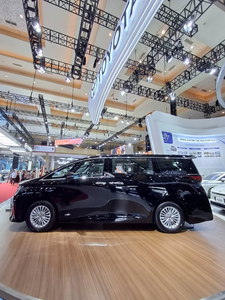 Profil Samping Toyota Alphard XE Hybrid EV 2026
