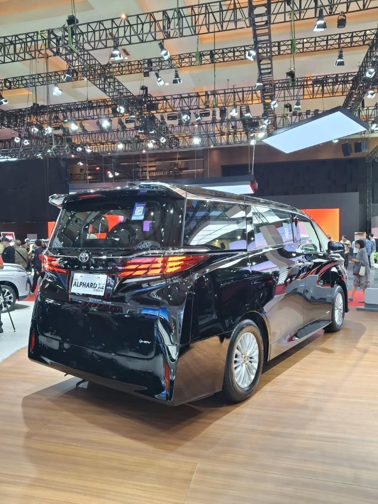 Sudut Belakang 3/4 Toyota Alphard XE Hybrid EV