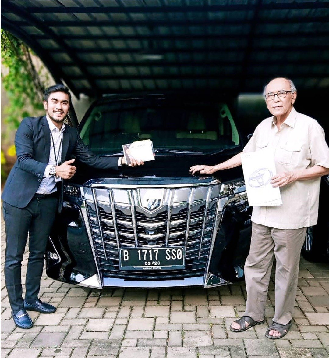 Background Pengiriman Toyota Veloz ke Konsumen