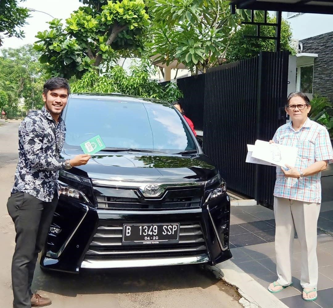 Background Penyerahan Unit Innova Zenix Hybrid
